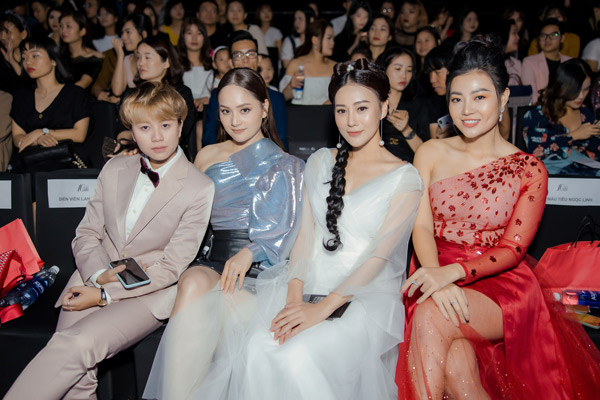 &nbsp;Tối qua, diễn viên Lan Phương, Thanh Hương... cũng đến xem thời trang và ngồi cùng hàng ghế front row với Phương Oanh.