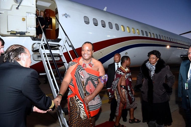 Năm 2002, vua Mswati III từng đề nghị quốc hội duyệt chi 50 triệu USD để mua máy bay cho Hoàng gia đi lại. Nhưng sau đó, kế hoạch mua không được thực hiện vì nhiều người phản đối.