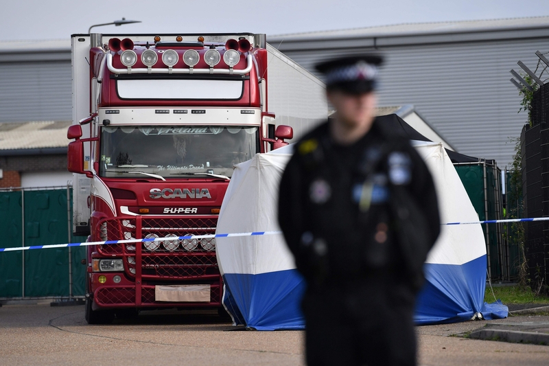 Chiếc xe container chở 39 thi thể được cảnh sát Anh canh gác nghiêm ngặt