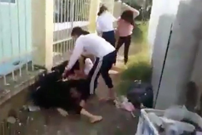2 nữ sinh đánh túi bụi 4 nữ sinh khác (Ảnh cắt từ clip)