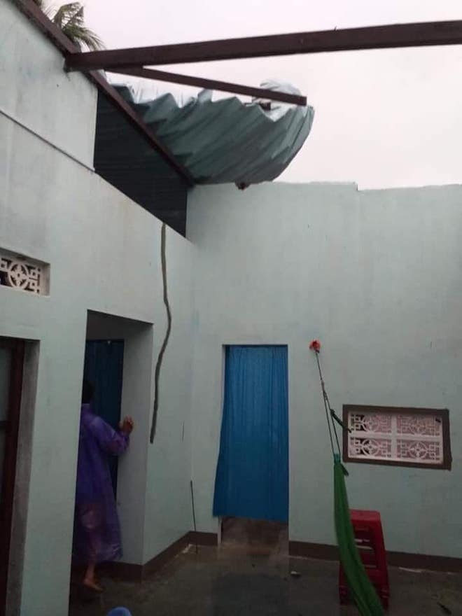 Một ngôi nhà bị tốc hẳn phần mái trong đêm 30/10 khi bão đổ bộ