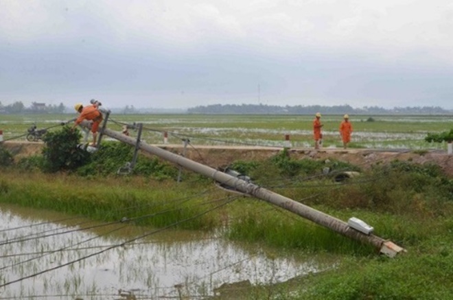 Nhân viên điện lực đang xử lý sự cố sau bão số 5 (Ảnh: quangngai.gov.vn)