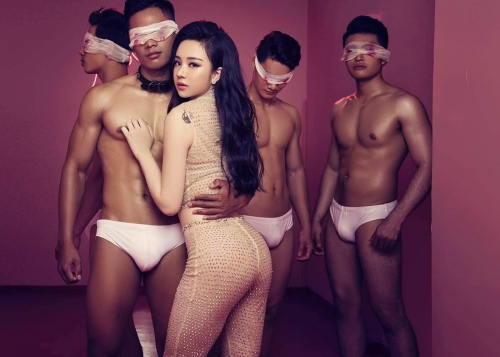 &#34;Hot girl ngủ gật&#34; gây tranh cãi vì uốn éo phản cảm trong MV 18+ nóng bỏng - 2