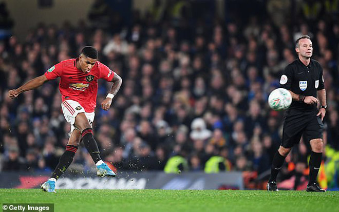 Rashford lập siêu phẩm từ chấm đá phạt như người đàn anh, Ronaldo