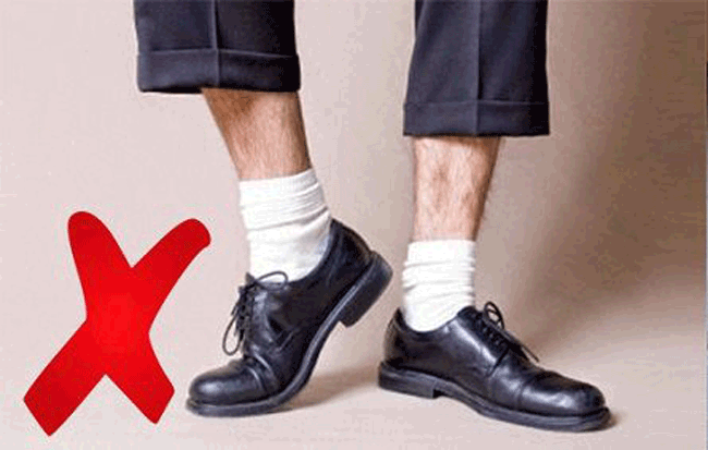 12. Đi giày không đúng kích cỡ: Điều này có thể gây ra mụn nước, đau và nhức mỏi gót chân.
