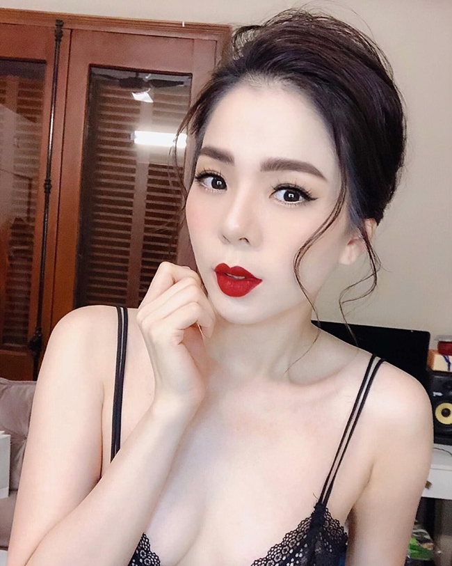 Trong liveshow cuối tháng 8 vừa qua, Lệ Quyên bất ngờ tiết lộ cô đã tiết kiệm được một khoản tiền lên tới gần 20 tỷ trong 6 năm ca hát. Nữ ca sĩ cho hay, cô sẽ dùng toàn bộ để tổ chức live show kỉ niệm 20 năm ca hát vào cuối năm.