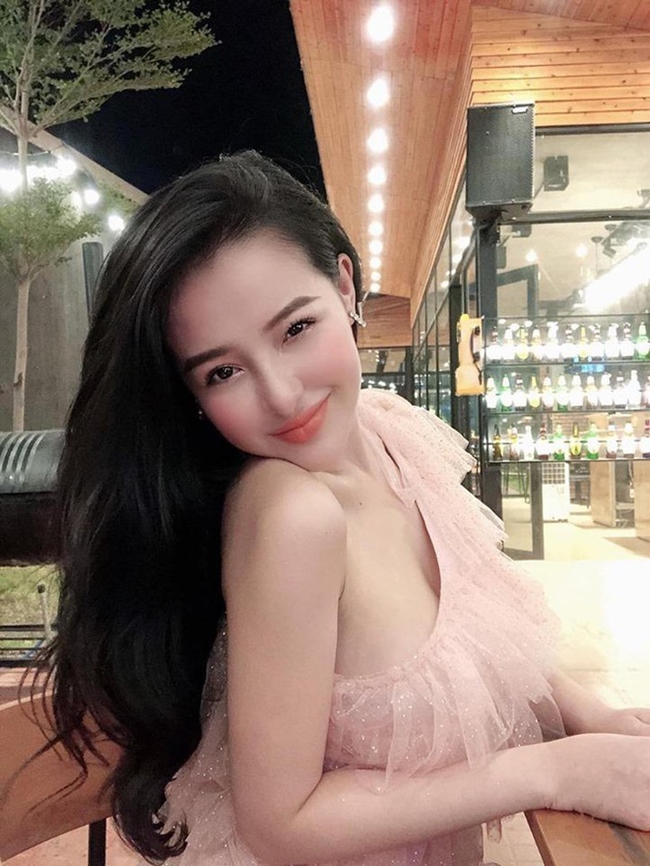 Bạn gái kém 16 tuổi của nhạc sĩ nổi tiếng là Ngân 98 &#40;Võ Thị Ngọc Ngân&#41;. Hot girl 9X được biết đến với phong cách thời trang nóng bỏng và gây chú ý với phát ngôn gây sốc.