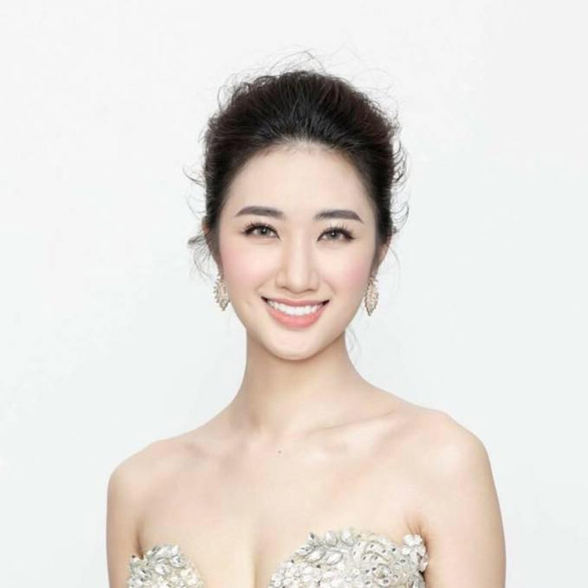 Hoa hậu Bản sắc Việt - Thu Ngân được nhiều người yêu mến bởi vẻ đẹp "khuôn trăng đầy đặn". Sau khi đăng quang dù con đường vào showbiz rộng mở, nhưng cô quyết định lên xe hoa ở tuổi đôi mươi.