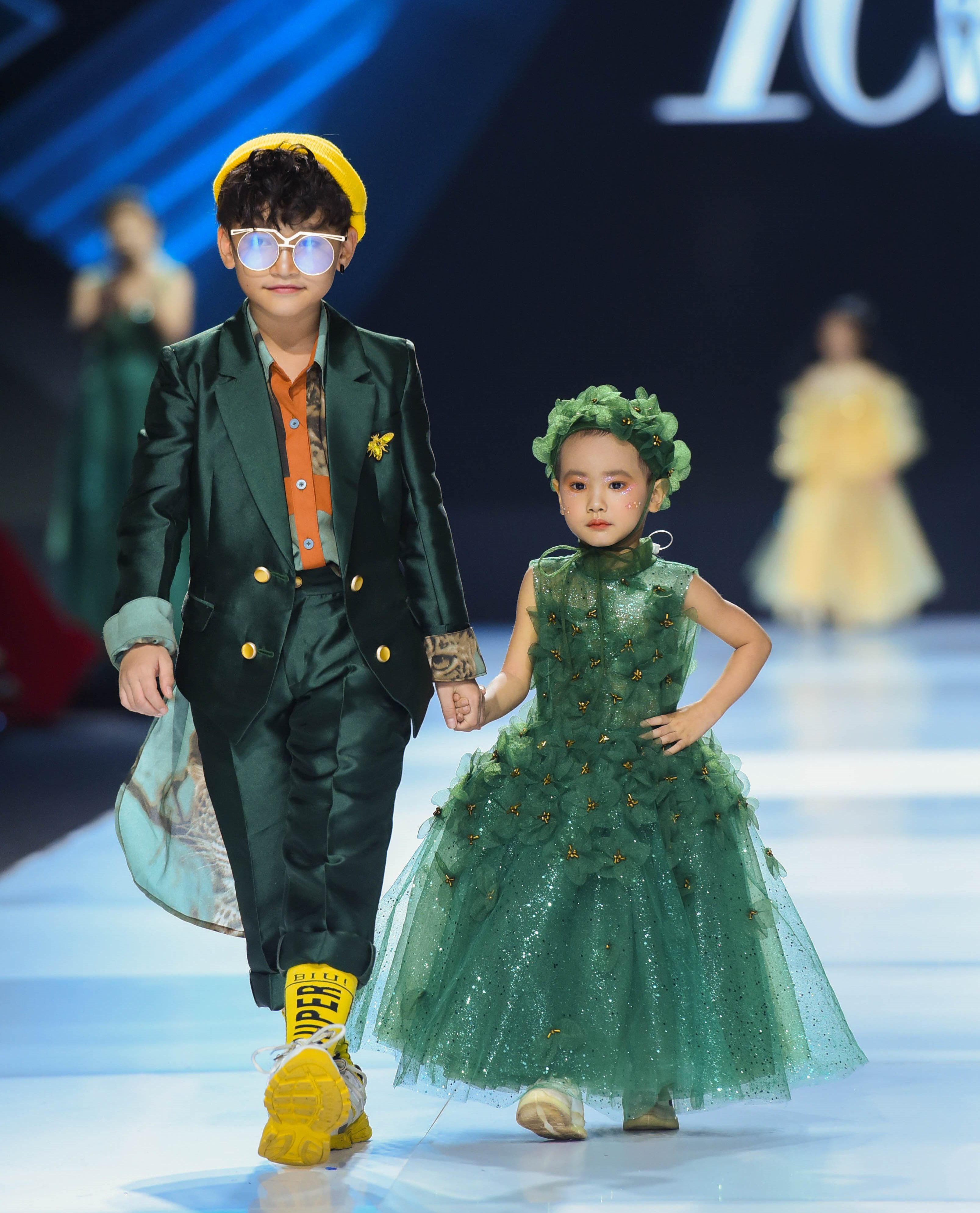 Cô bé ung thư máu trình diễn trên sàn runway khiến khán giả cảm động.