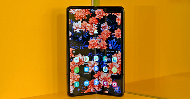 Galaxy Fold với thiết kế bản lề mở ra.