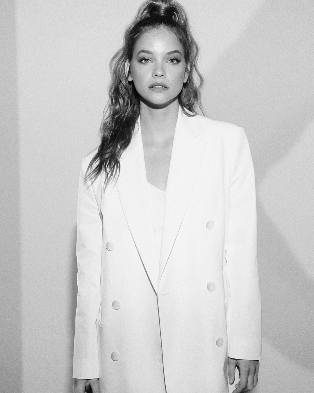 Barbara Palvin thanh lịch trong trang phục vest đơn giản.&nbsp;