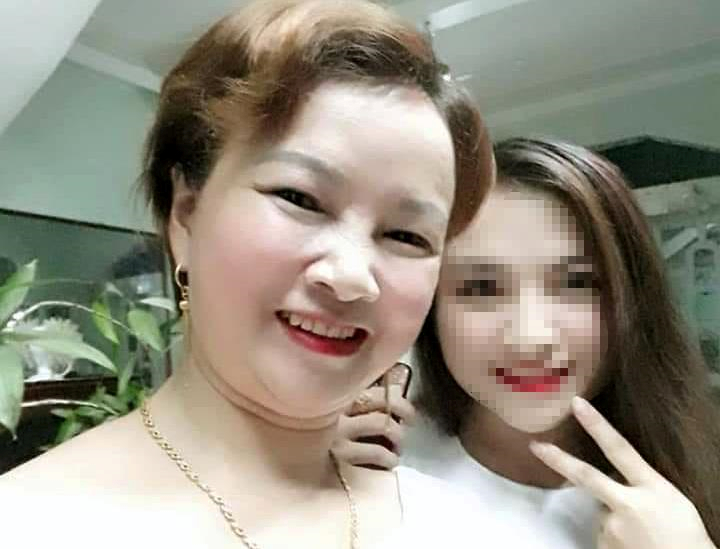Trần Thị Hiền (trái), mẹ nữ sinh giao gà bị sát hại đêm 30 Tết