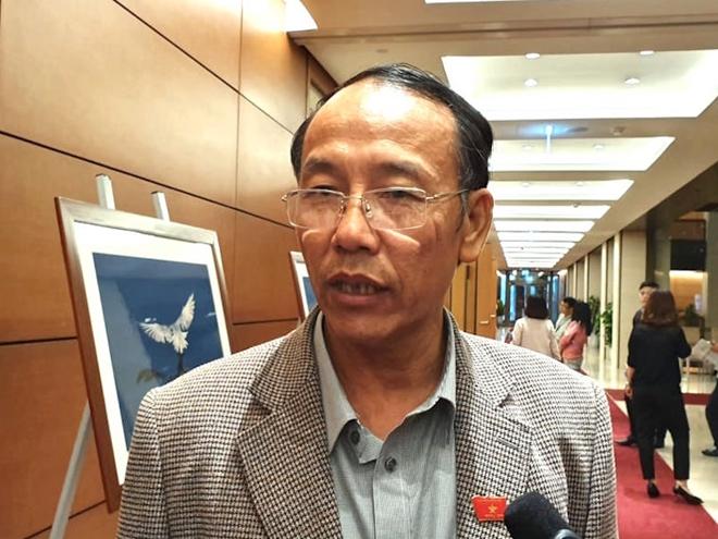 Thiếu tướng Sùng A Hồng trao đổi với báo chí bên hành lang Quốc hội, chiều 1-11