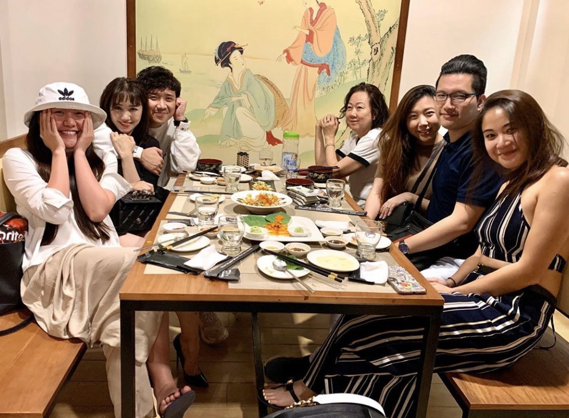 Trấn Thành - Hari Won vô cùng tình cảm khi cùng đi ăn với gia đình sau nghi vấn "lục đục".