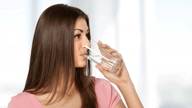 5. Không uống đủ nước: Uống đủ nước giúp trí nhớ của bạn sắc nét, tâm trạng ổn định và tràn đầy năng lượng đáp ứng cho các hoạt động thể chất. Ngoài ra, uống đủ nước giúp cơ bắp và các khớp hoạt động tốt hơn, đồng thời hỗ trợ thận loại bỏ các độc tố có hại. Theo chuyên gia, đàn ông trưởng thành cần uống khoảng 13 cốc nước mỗi ngày; Phụ nữ trưởng thành cần khoảng 9 cốc nước. Nhưng vì mỗi người có khối lượng cơ thể và thể trạng khác nhau, nên cách tốt nhất để biết bạn mình có uống đủ nước hay không là theo dõi màu nước tiểu của mình: nước tiểu màu vàng có nghĩa là bạn đã uống đủ.
