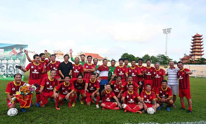 Chiều ngày 1/11, các cựu danh thủ của Thế hệ vàng bóng đá Việt Nam có dịp hội ngộ ở sân vận động Quy Nhơn để tham dự trận đấu với cựu tuyển thủ Bình Định.