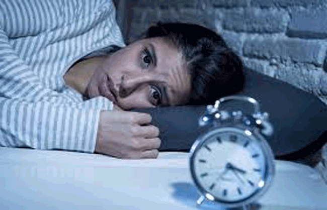 8. Thiếu ngủ: Nghiên cứu cho thấy rằng, không ngủ đủ có thể làm tổn hại hệ thống miễn dịch, khả năng phán đoán, khả năng đưa ra quyết định của bạn và ảnh hưởng sức khỏe tim mạch. Bị thiếu ngủ có thể gây ra trầm cảm và khiến bạn khó giảm cân hơn nếu bạn đang ăn kiêng.

