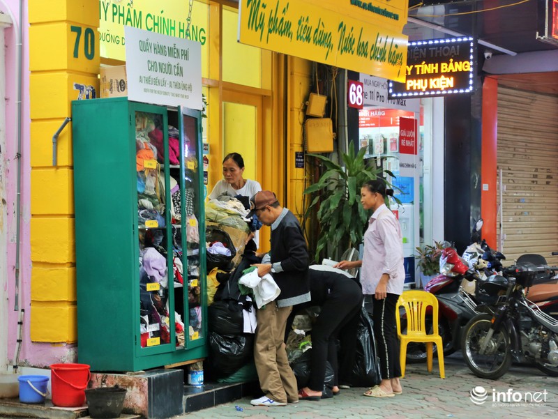 Những tủ quần áo miễn phí này được đặt ở rất nhiều tuyến đường, con phố trên địa bàn TP Hà Nội như Bà Triệu, Thái Hà, Tây Sơn, Bệnh viện Thanh Nhàn, 32 cầu Bươu…