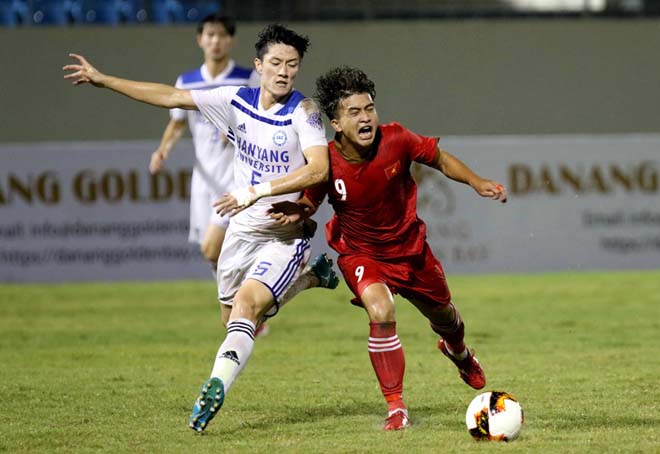U21 Việt Nam (áo đỏ) vẫn đang chơi tốt