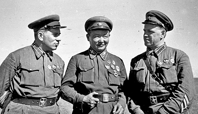 Grigory Stern (ngoài cùng bên&nbsp; trái), nguyên soái&nbsp;Mông Cổ&nbsp;Choibalsan (giữa) và&nbsp;Georgy Zhukov tại trụ sở chỉ huy.