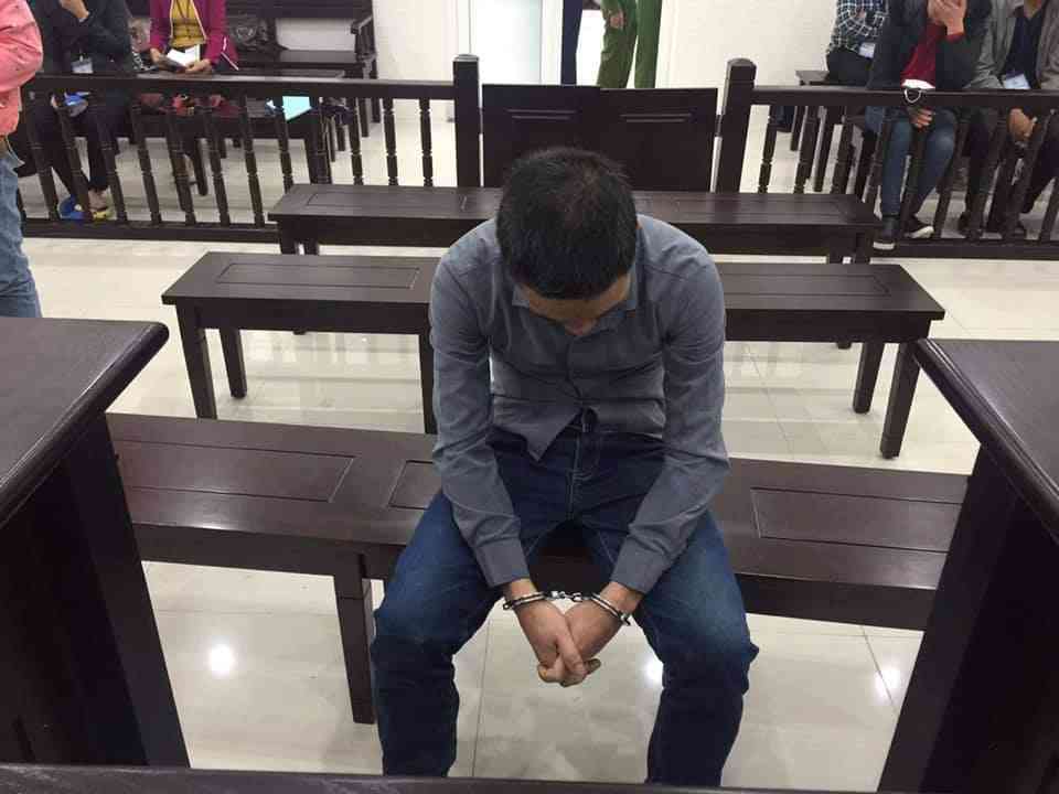 Bị cáo Nguyễn Văn Duy cúi gằm mặt trước phiên toà