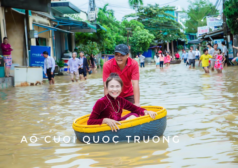 Ưu tiên người già, đại diện cho hai họ đi đón dâu nên được ngồi "xe sang" thay vì lội nước