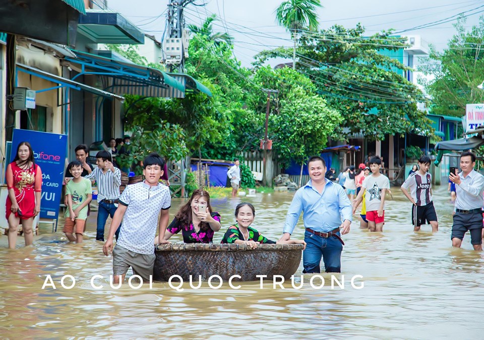 Mặc dù đám cưới hơi vất vả khi vào hôm mua bão nhưng ai cũng vẻ, rộn ràng