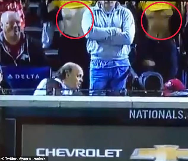 Hình ảnh hai cô gái cố ý vén áo để lộ ngực được camera truyền hình trực tiếp trận đấu ghi lại