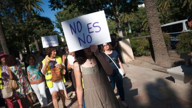Những người biểu tình giơ cao khẩu hiệu ghi No Es No (không có nghĩa là không) để phản đối phán quyết của tòa án thành phố Barcelona (ảnh: BBC News)