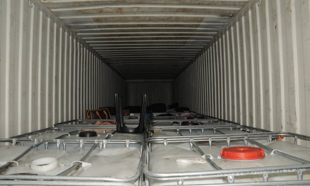 Bên trong container chở lậu 35 người.