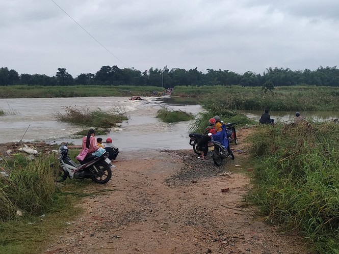 &nbsp;Biết là nguy hiểm nhưng do không có cầu, nên người dân bao lâu nay vẫn phải qua lại đoạn sông nguy hiểm này bằng đò - ảnh Nguyễn Ngọc