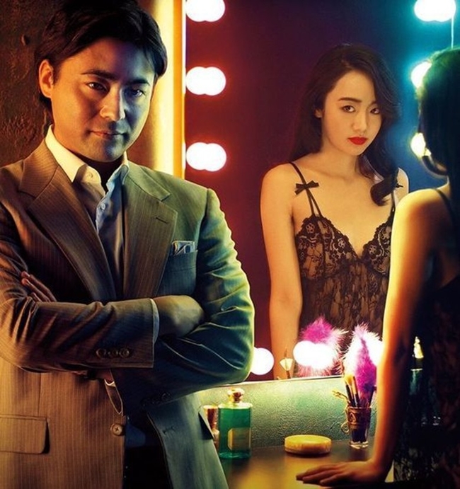 "The Naked Director" (Đạo diễn trần trụi) là bom tấn 18+ Nhật Bản hot nhất trên Nextflix 2019. Phim kể về cuộc đời Toru Muranishi (Takayuki Yamada đóng) - kẻ được coi là ông tổ ngành phim 18+ Nhật Bản. Từ một gã nhân viên bán sách tiếng Anh, bị vợ "cắm sừng", Muranishi dần trở thành ông trùm khai sáng ra dòng phim 18+ với lợi nhuận khổng lồ.