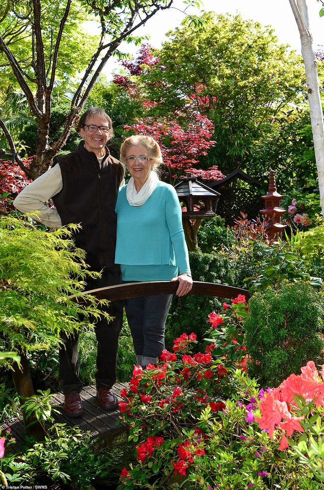Tony & Marie Newton vốn đã nghỉ hưu từ lâu. Khu vườn là mong muốn từ thời còn trẻ của người vợ và người chồng đã hiện thực hóa giấc mơ này.