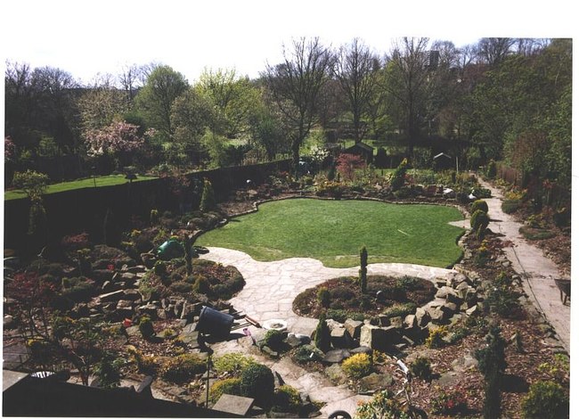 Hai năm sau, vào năm 1994, một số cảnh quan được xây dựng với những tảng đá được thêm vào xung quanh để tạo cho khu vườn một cái nhìn tự nhiên hơn.