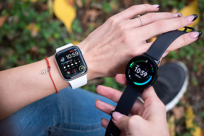Apple Watch Series 5 (trái) và Galaxy Watch Active 2 (phải).