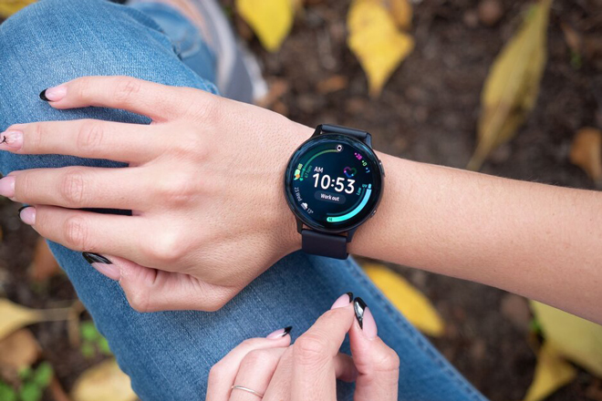 Galaxy Watch Active 2 không còn kết cấu khung xoay vật lý và có mặt tròn cổ điển.