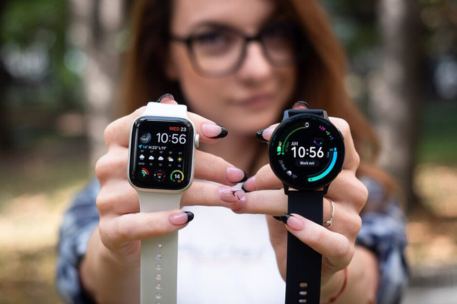 Apple Watch Series 5 (trái) và Galaxy Watch Active 2 (phải).