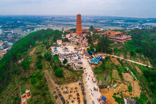 Tháp Tường Long tọa trên ngọn núi Ngọc Sơn (dãy núi đầu tiên trong dãy núi Cửu Long tại phường Nọc Xuyên, Đồ Sơn, TP. Hải Phòng) với độ cao trên 126m so với mực nước biển. Về mặt phong thủy học khi người xưa lựa chọn nơi đặt ngọn tháp này là hướng tụ sơn tụ thủy (hướng Tả thanh long của tháp chính là toàn bộ bán đảo Đồ Sơn, hướng Hữu bạch hổ là con sông Văn Úc đổ ra cửa biển Văn Úc).