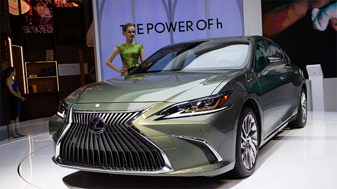 Lexus ES 300h xuất hiện lần đầu ở Việt Nam là tại triển lãm ô tô Vietnam Motor Show 2018, mẫu xe này&nbsp;được ra mắt hồi đầu tháng 4/2018.