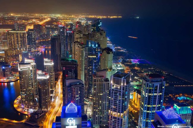 Dubai Marina là địa điểm tập trung nhiều tòa nhà và công trình nổi tiếng nhất ở thành phố Dubai. Khu Marina Walk gây ấn tượng với nhiều nhà hàng trước biển.
