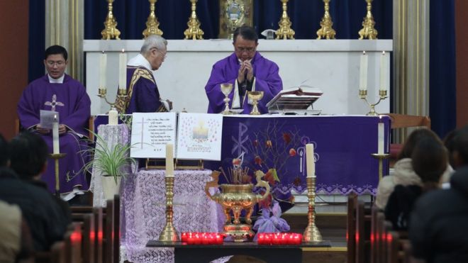 Linh mục Simon Nguyen chủ trì buổi lễ.