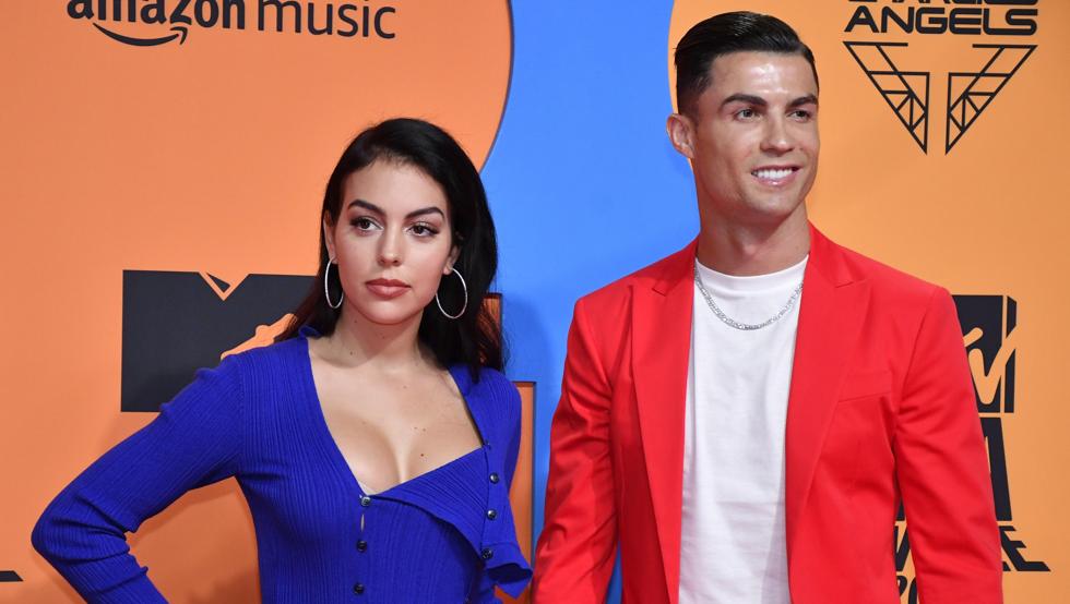 Thảm đỏ MTV EMAs 2019 diễn ra tối
ngày 3/11 theo giờ địa phương tại&nbsp;Sevilla, Tây Ban Nha có sự
tham dự của nhiều ngôi sao hạng A. Đáng chú ý nhất lại là cầu thủ
đội Juventus - C.Ronaldo và bạn&nbsp;gái Georgina Rodriguez. Cặp
đôi được săn đón hơn cả những ngôi sao ca nhạc - chủ nhân chính của
bữa tiệc trao giải.