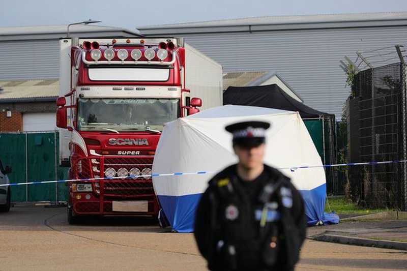 Cảnh sát điều tra chiếc container chứa 39 thi thể tại Anh. Ảnh: PA