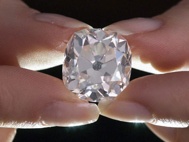 Chiếc nhẫn kim cương “khổng lồ” 26 carat được mua lần đầu tiên vào những năm 1980&nbsp;với giá 13 USD (hơn 300.000 đồng). Ảnh CNN