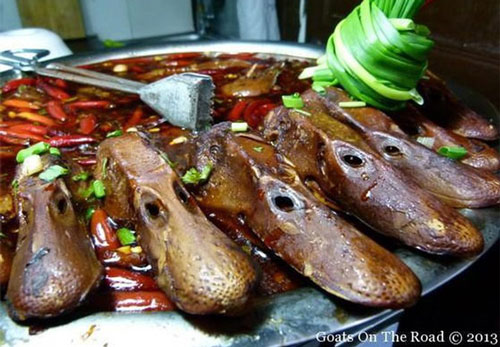 Đầu vịt: Những chiếc đầu vịt hầm được bày bán ở khắp mọi nơi trên đường phố của Trung Quốc. Nhìn cũng thấy không có bao nhiêu thịt bám trên chiếc đầu vịt được hầm cùng với nhiều loại gia vị và đặc biệt là ớt này. Tuy nhiên, đây là món ăn vặt rất được ưa thích ở Trung Quốc.