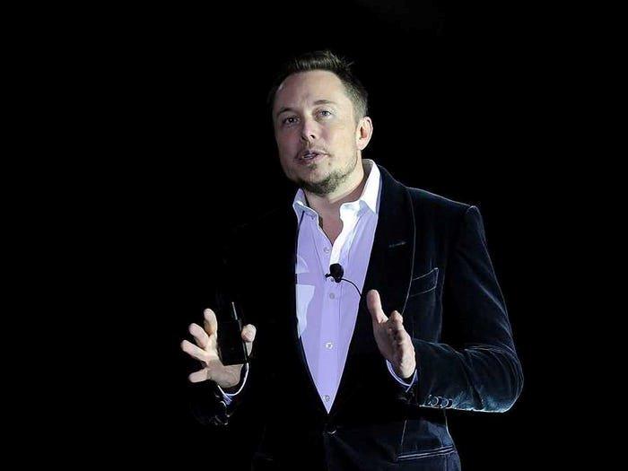 Musk nói thuyết phục mọi người tránh xa công nghệ lái xe bán tự động là đang giết họ. Anh chỉ trích báo chí vì đưa tin về các tai nạn liên quan tới tính năng lái tự động trên xe Tesla.