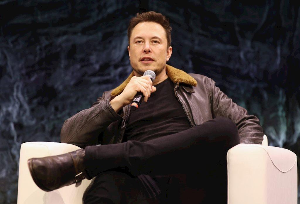 Song, chính Musk lại đang tài trợ cho startup Neuralink để cấy chip vào não người, tạo ra giao diện “điện toán – não” với mục tiêu đạt được “cộng sinh với trí tuệ nhân tạo”.