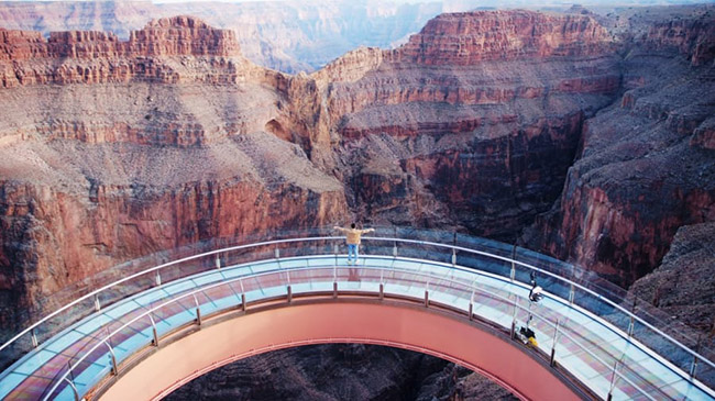 Lối đi bằng thép và kính hình móng ngựa này kéo dài 21 mét trên bờ của Grand Canyon. Phi hành gia Apollo Buzz Aldrin là người đầu tiên bước lên cây cầu kính tốn 30 triệu USD để xây dựng này.
