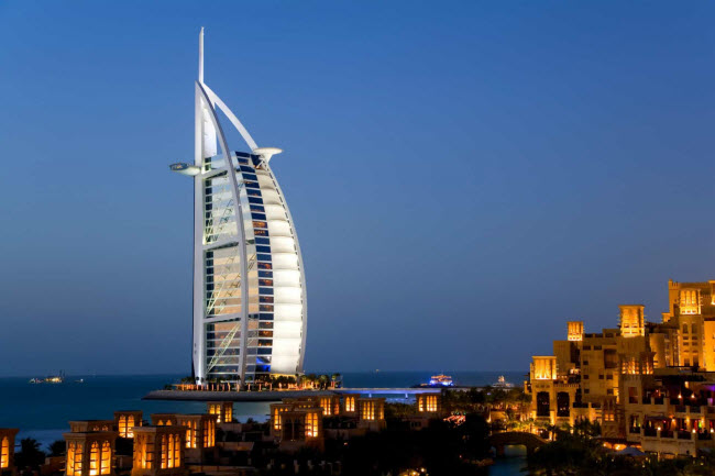 Burj Al Arab: Chuyến du lịch tới Dubai được coi là chưa hoàn tất nếu du khách chưa đặt chân đến khách sạn Burj Al Arab. Khách sạn có nhà hàng ở độ cao 200 m nhìn xuống vịnh Ả-rập và cạnh một công viên hải dương khổng lồ.
