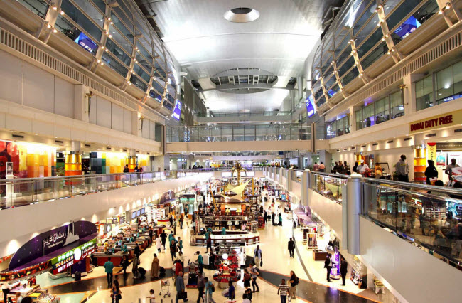 Sân bay quốc tế Dubai: Đây là một trong những sân bay nhộn nhịp nhất thế giới và là nơi trung chuyển lớn nhất Trung Đông. Du khách có thể mua nhiều loại hàng miễn thuế tại sân bay này.
